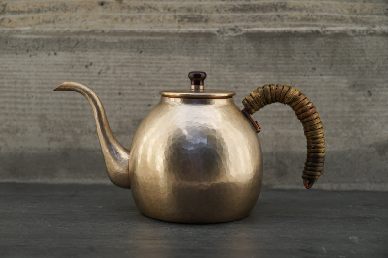 茶 KOU Tsubame-Tsuiki Hand-Pounded Copper Coffee Kettle with Gold