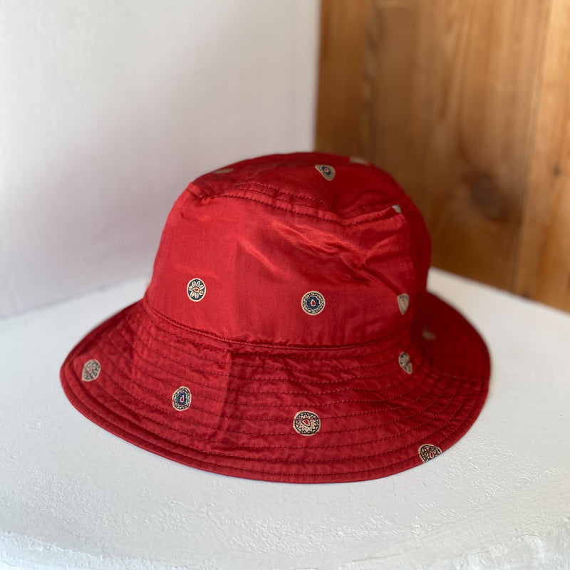 Kapital batik bucket hat A cotton-rayon bucket hat decorated with a spotted batik print, a traditional Javanese motif originating from Indonesia. 